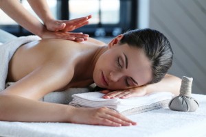femme recevant un massage du dos