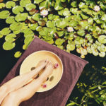 femme prenant un bain de pieds